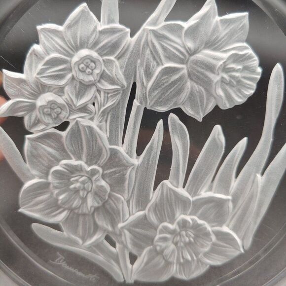 Etched Crystal Daffodil Plate 9.5” Signed Yamamoto Japan Floral Decor - Picture 7 of 8